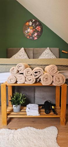 uno scaffale di legno con asciugamani su un letto di Dimi Living Oberhausen & mit Küche a Oberhausen