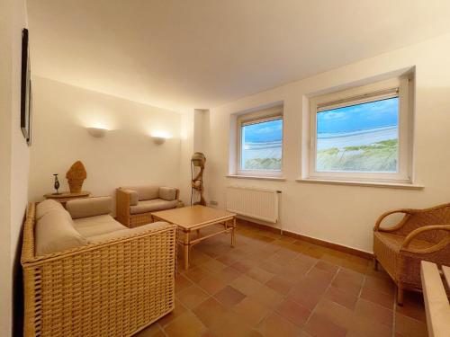 Posezení v ubytování Landhaus Süderhof App 15 in Keitum mit Pool und Sauna