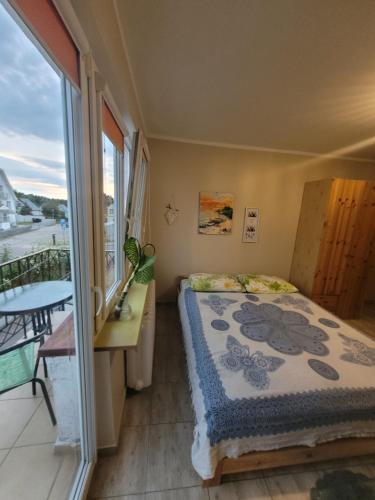 a bedroom with a bed and a balcony at Pokoje gościnne Ustronie Morskie - 260m do plaży in Ustronie Morskie