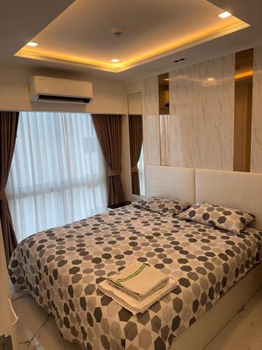 a bedroom with a large bed in a room at Skyline Stay - Empire Tower in Jomtien Beach