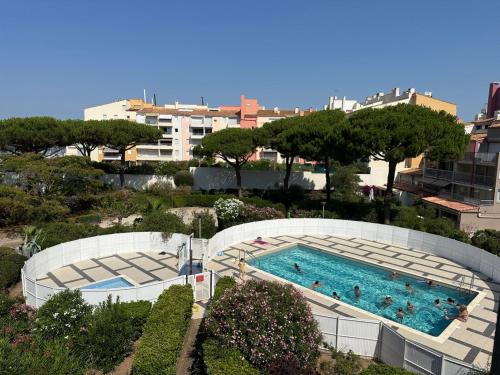 une vue aérienne d'une piscine dans une ville dans l'établissement Location Cap Dream, au Cap d'Agde
