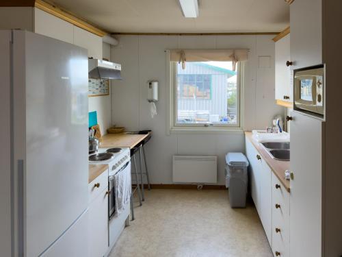 una cucina con un frigorifero bianco e un lavello di Berlevåg Motell AS a Berlevåg