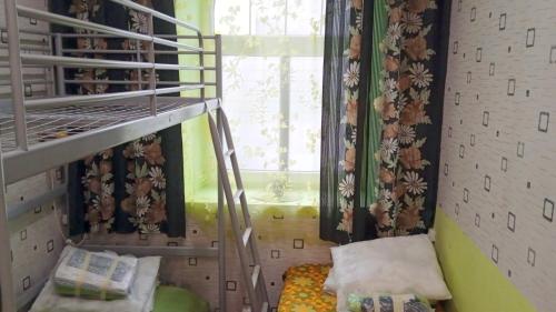Piccola camera con letto a castello e finestra. di Vitalija a Riga