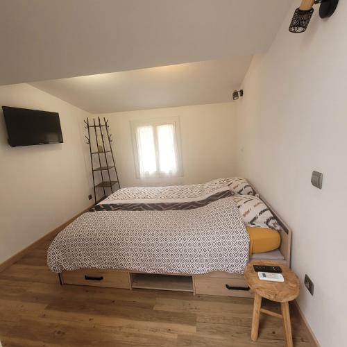 une petite chambre avec un lit et une chaise dans l'établissement Détente et plaisir à Taltahull, à Tautavel