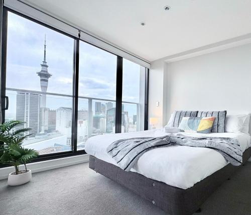 Cama ou camas em um quarto em Sky Tower Views High-Floor Apt Pool Gym Access