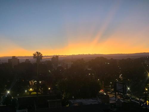 Η ανατολή ή δύση του ηλίου όπως φαίνεται από αυτό το διαμέρισμα ή από εκεί κοντά