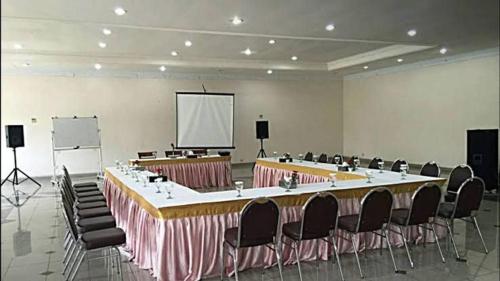 Бизнес-центр и/или конференц-зал в Hotel Handayani