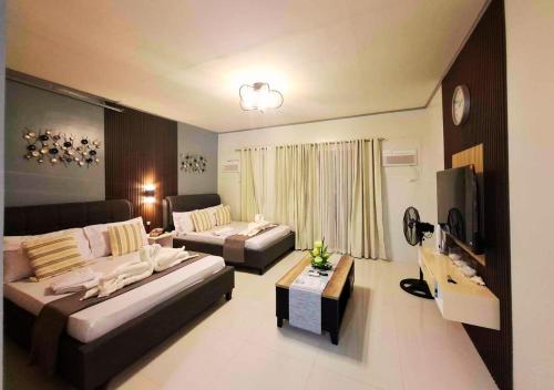 Una televisión o centro de entretenimiento en Puerto Princesa Spacious Family-Friendly Apartment - B1 7Kunzite