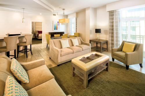 Coin salon dans l'établissement Wyndham Ocean Boulevard 3BR Apartment with Resort Access