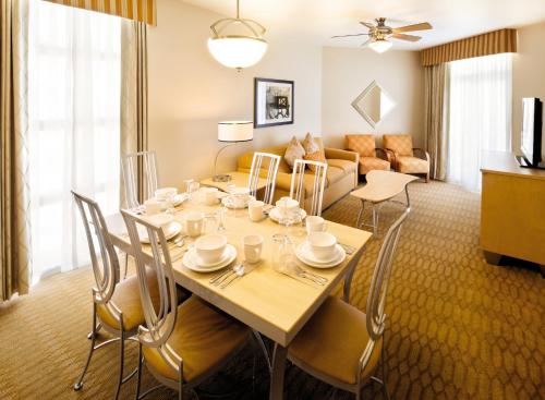 Coin salon dans l'établissement Wyndham Ocean Boulevard 3BR Apartment with Resort Access