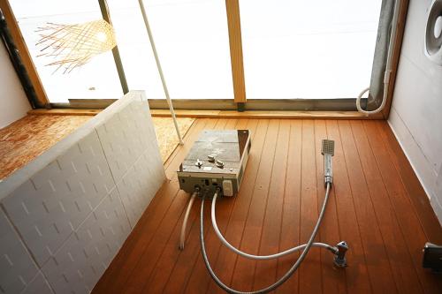 a room with a room with a hose on the floor at บ้านแสงจันทร์2 แอร์ ม่อนแจ่ม วิวดอยหลวงเชียงดาว in Mon Jam