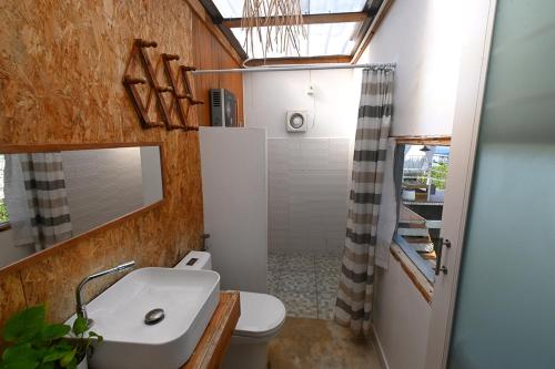 a bathroom with a white toilet and a sink at บ้านแสงจันทร์2 แอร์ ม่อนแจ่ม วิวดอยหลวงเชียงดาว in Mon Jam
