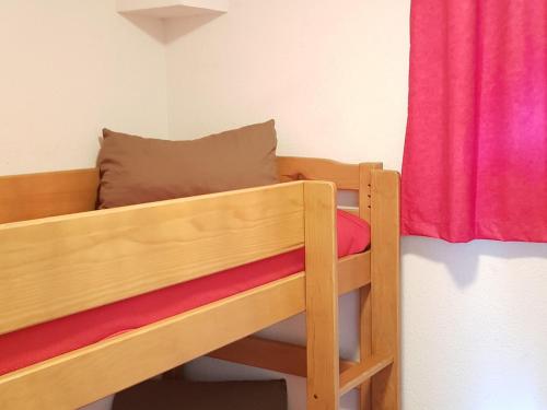 Ce lit superposé se trouve dans un dortoir doté d'un rideau rouge. dans l'établissement Studio cabine 4 personnes, terrasse, parking, animaux admis - FR-1-504-363, à Saint-Étienne-en-Dévoluy