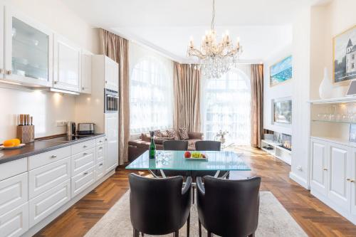 奥斯特西巴德钦诺维茨Villa Gruner App 5的配有桌椅的厨房和客厅