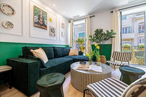 un salon avec un canapé et une table dans l'établissement NEW! Remodeled & Spacious 4 Bedroom - 3 Bath - Heart of Nice - AC in all rooms - With a large elevator, à Nice