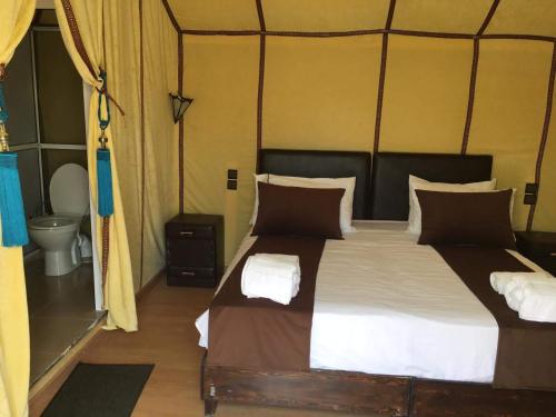 Una cama o camas en una habitación de Merzouga