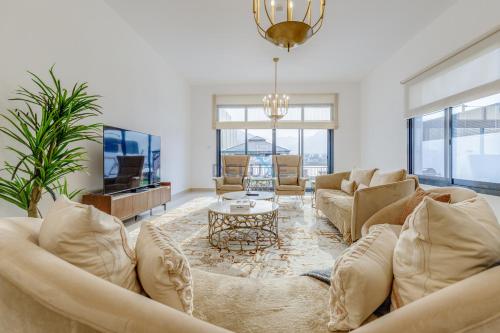 Beautiful Villa with Sea Views and Jacuzzi, Near Diving, Paddle Boating and Camping Spots, Sharm Al Dana Villa, Fujairah by Deluxe Holiday Homes