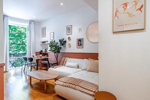 un salon avec un canapé blanc et une table dans l'établissement New! Remodeled Appartement in the Heart of Nice, Beach 3 min, 2BR, AC, Elevator, Amazing little terrace, Best Location!, à Nice