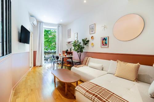 Foto New! Remodeled Appartement in the Heart of Nice, Beach 3 min, 2BR, AC, Elevator, Amazing little terrace, Best Location! 5