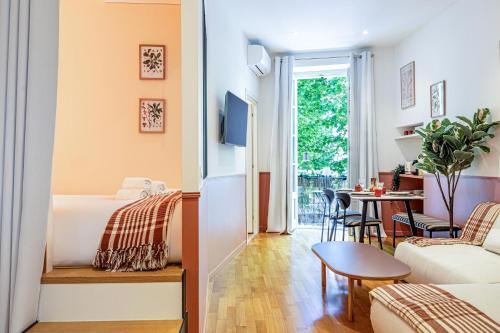 Foto New! Remodeled Appartement in the Heart of Nice, Beach 3 min, 2BR, AC, Elevator, Amazing little terrace, Best Location! 1