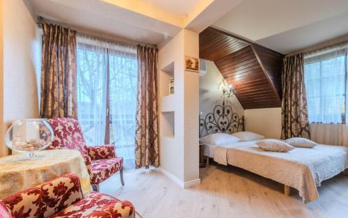 a hotel room with a bed and a chair at Willa Ahava in Kazimierz Dolny