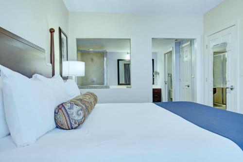 Ένα ή περισσότερα κρεβάτια σε δωμάτιο στο Wyndham Old Town Alexandria 2BR Apartment with Resort Access