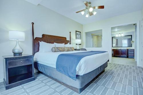 Ένα ή περισσότερα κρεβάτια σε δωμάτιο στο Wyndham Old Town Alexandria 2BR Apartment with Resort Access