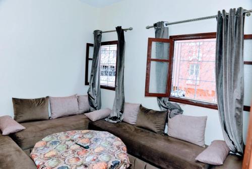 Posezení v ubytování Studio in City Center Living at Heart of It All