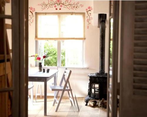 ein Esszimmer mit einem Tisch und einem Herd in der Unterkunft Casa di Jardin in Bergen