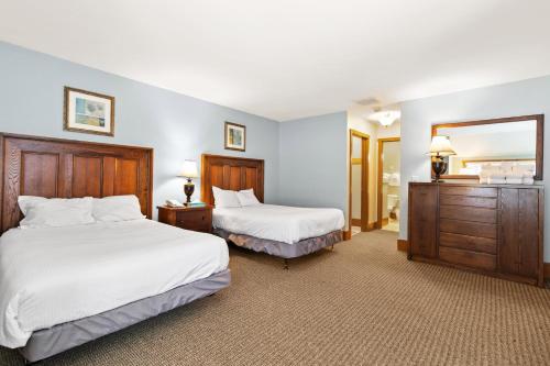 a hotel room with two beds and a mirror at Wyndham Shawnee Village 2BR Apartment with Resort Access in East Stroudsburg