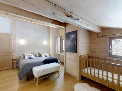 ein Schlafzimmer mit einem Bett und einem Kinderbett in der Unterkunft Appartement 4 pers. chaleureux près des pistes, Le Grand-Bornand - FR-1-467-46 in Le Grand-Bornand