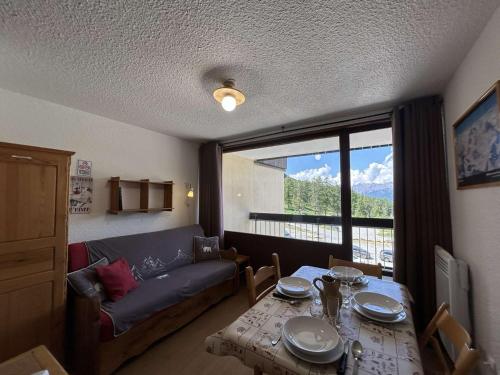 un salon avec une table et un canapé dans l'établissement Studio cosy au ski pour 4 avec balcon, parking et wifi à Montgenèvre - FR-1-330D-95, à Montgenèvre