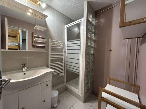 une salle de bain avec un lavabo et une douche dans l'établissement Studio cosy au ski pour 4 avec balcon, parking et wifi à Montgenèvre - FR-1-330D-95, à Montgenèvre