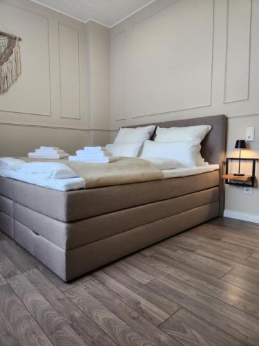 a bedroom with a large bed with white pillows at GELI Homes A2208 - 2x Zimmer, 2x Kingsize Bett, 1 bis 4 Personen, Parkplatz, TV, Wifi, top Küche, Kaffee, Tee in Lünen