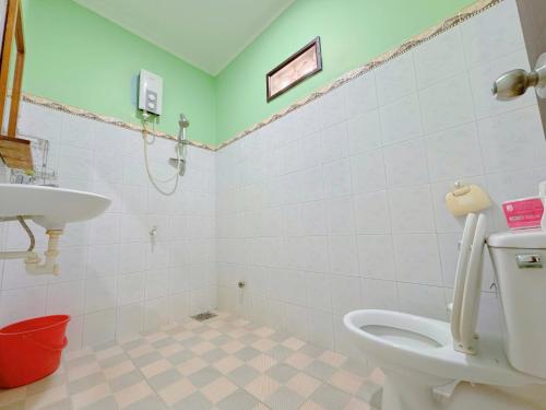 een badkamer met toilet en wastafel bij Anh Linh Guest House in Mũi Né