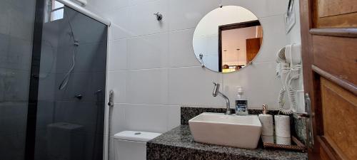 un bagno con lavandino e specchio di Studio Aconchego Correntina a Correntina
