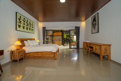 a bedroom with a bed and two tables and a bed sidx sidx sidx at Pondok Panji Ubud in Ubud