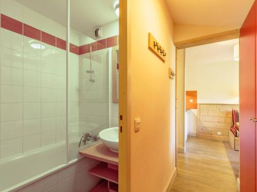 une salle de bain avec un lavabo, une douche et une baignoire dans l'établissement Appartement lumineux avec balcon, Wi-Fi & piscine chauffée à Plagne 1800 - FR-1-351-173, à La Plagne Tarentaise