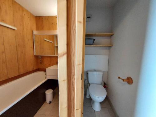 La petite salle de bains est pourvue de toilettes et d'une baignoire. dans l'établissement Appart 2P au pied des pistes, animaux admis, Valmorel - FR-1-356-190, à Valmorel