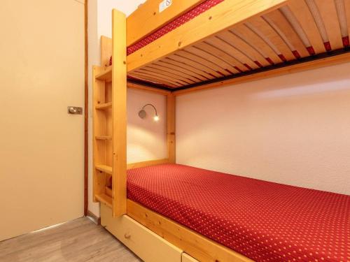 - une chambre avec des lits superposés et un matelas rouge dans l'établissement Charmant appart. skis aux pieds, terrasse sud, central, 4 pers, TV, parking, casier à ski - FR-1-351-148, à La Plagne Tarentaise