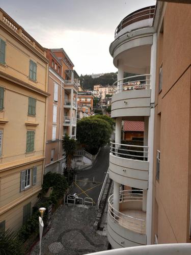 an apartment building with a balcony in a city at 2p - vue mer et montagne - Monaco in Beausoleil
