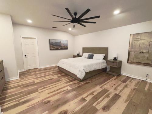 Ένα ή περισσότερα κρεβάτια σε δωμάτιο στο Spacious & Serene Home Near San Antonio