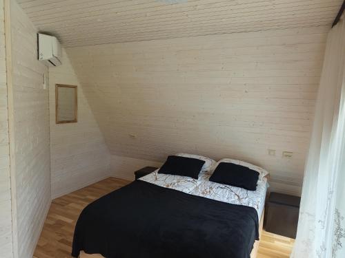 Katil atau katil-katil dalam bilik di Metsjärve villa