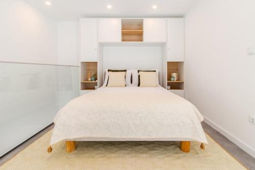Iconic White Loft - Avenida