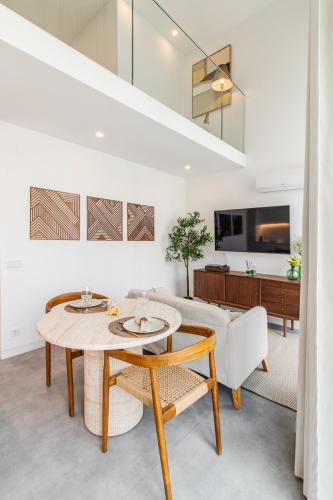 Iconic White Loft - Avenida