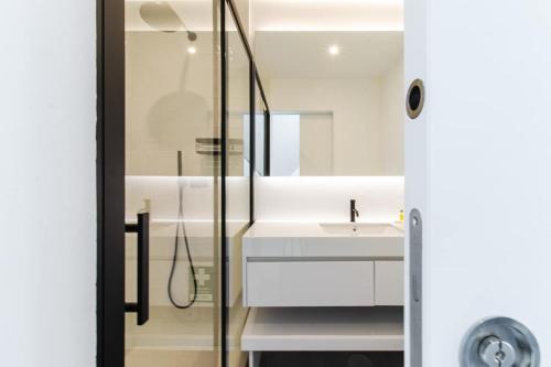 Iconic White Loft - Avenida