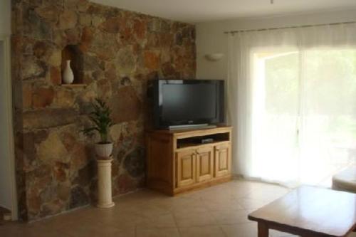 TV a/nebo společenská místnost v ubytování Villa de charme au bord des piscines naturelles