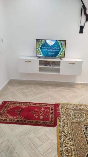 a room with a television and a rug on the floor at Adel Summer Annaba in Annaba