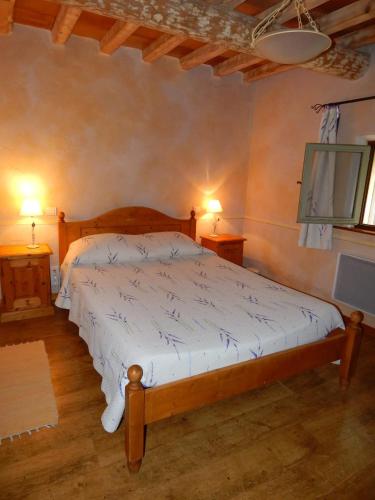 - une chambre avec un lit, 2 lampes et une télévision dans l'établissement Villa spacieuse à Chamaret avec piscine privée, à Chamaret