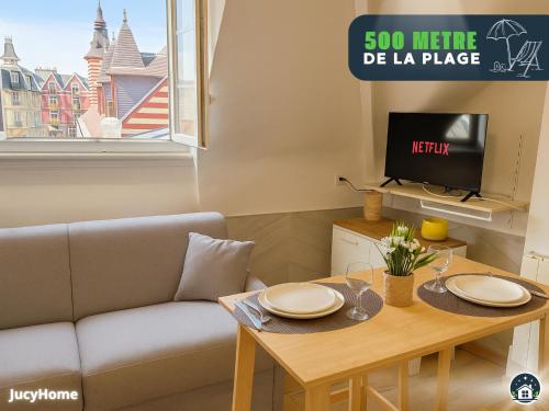 un salon avec un canapé et une table dans l'établissement La Bulle Bleue, à Berck-sur-Mer